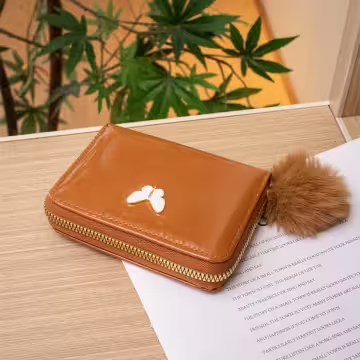 亮漆皮革白蝴蝶毛球×拉鍊短皮夾×棕咖