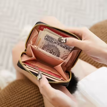 菱格紋白蝴蝶毛球×拉鍊短皮夾×白色