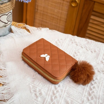 菱格紋白蝴蝶毛球×拉鍊短皮夾×棕咖.avif