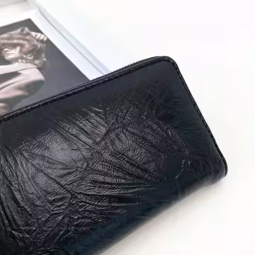 爆裂紋亮面×手拿拉鍊長皮夾×黑色
