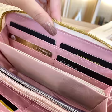 V紋壓線毛球×手拿拉鍊長皮夾×黑色