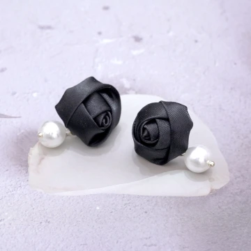 黑玫瑰珍珠×蚊香盤U型耳夾.avif