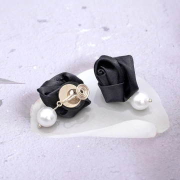 黑玫瑰珍珠×蚊香盤U型耳夾.avif