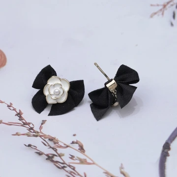 黑色領結山茶花×吊墜耳環.avif