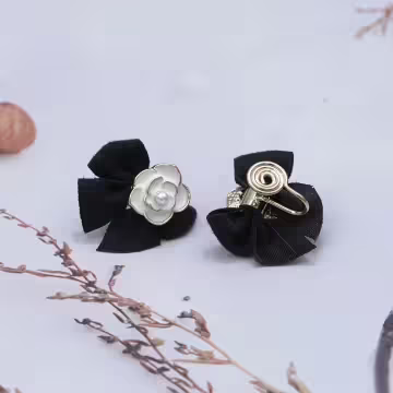 黑色領結山茶花×蚊香盤U型耳夾