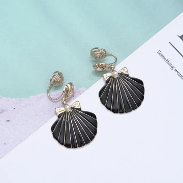 黑色貝殼珍珠×蚊香盤U型耳夾.avif