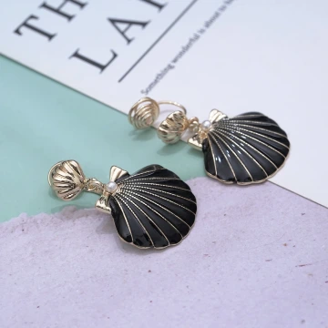 黑色貝殼珍珠×蚊香盤U型耳夾.avif