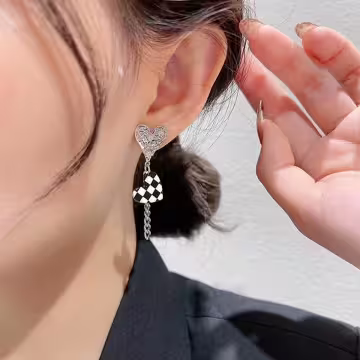 黑白格紋小熊愛心&times;不對稱蚊香盤U型耳夾