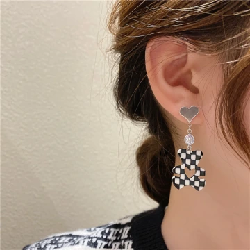 黑白格紋小熊愛心×不對稱吊墜耳環.avif