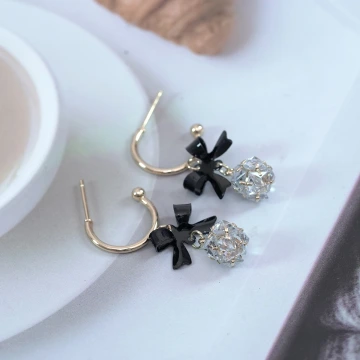 黑領結C字輕奢晶鑽球×吊墜耳環.avif