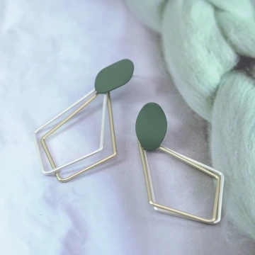半圓煙綠泫染貓眼石×螺旋耳夾.avif