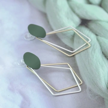 半圓煙綠泫染貓眼石×螺旋耳夾.avif