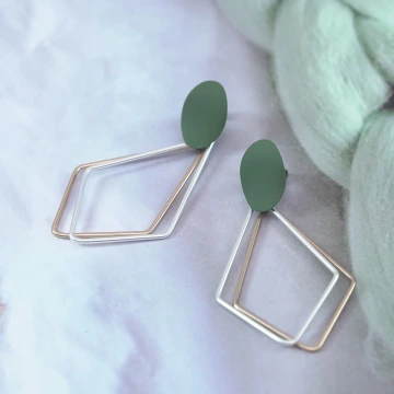 半圓煙綠泫染貓眼石×螺旋耳夾.avif