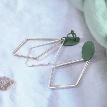 半圓煙綠泫染貓眼石×螺旋耳夾.avif