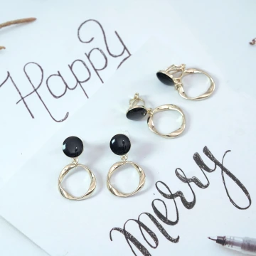 黑圓圈不規則外框×吊墜耳環.avif