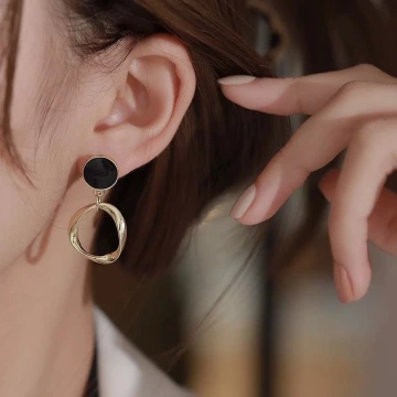 黑圓圈不規則外框×吊墜耳環.avif