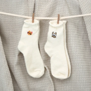 兔貓白色毛襪&times;中筒襪&times;二雙套件襪子組.avif
