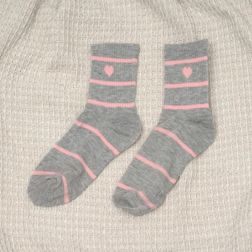 粉灰少女心&times;中筒襪&times;三雙套件襪子組.avif
