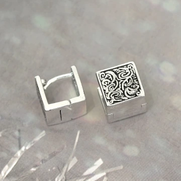 唐草紋方塊&times;耳扣.avif