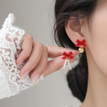 蝴蝶結鈴鐺珍珠串&times;不對稱吊墜耳環.avif