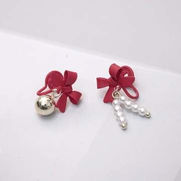 蝴蝶結鈴鐺珍珠串&times;不對稱吊墜耳環.avif