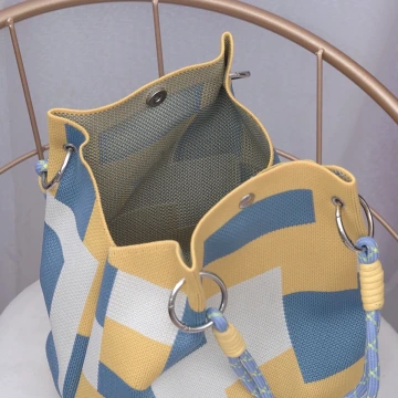 黃藍方格&times;針織手提袋.avif