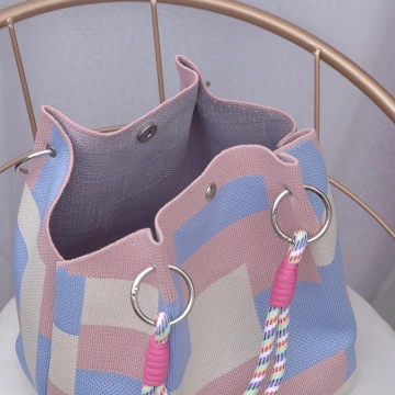 藍粉方格&times;針織手提袋.avif