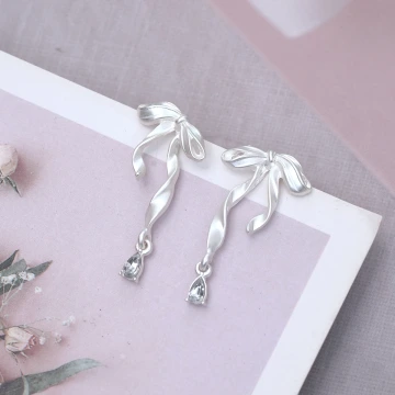 蝴蝶結水滴&times;耳環.avif