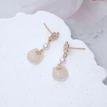 靈動粉蝶&times;三角耳夾.avif