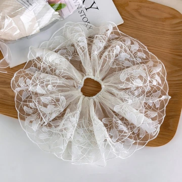 雙層白色蕾絲刺繡方巾&times;大腸髮束.avif